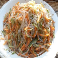 Салат с фунчозой, огурцом и морковью